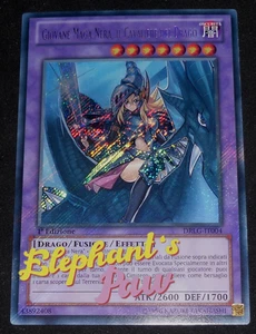 Yugioh - Giovane Maga Nera il cavaliere del Drago RARA SEGRETA - DRLG-IT004 - Foto 1 di 1