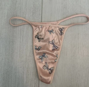 Vintage Victoria's Secret Second Skin Satin Thong Panties Sz S - Pink Bow Print - Picture 1 of 7