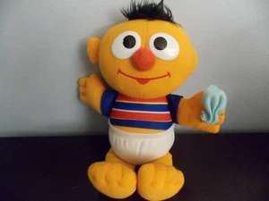 Muñeca de peluche Sesame Street Baby 2010 Ernie I Got The Sniffles estornudoso Hasbro en buen estado - Imagen 1 de 2