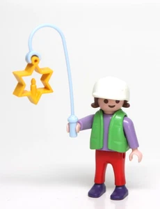 Playmobil Figur Weihnachten Mädchen Kind mit grüner Weste weißer Hut Stern Laterne - Bild 1 von 1