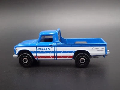 1962-1966 Nissan Junior Pick-Up Camion con Gancio 1:64 Scala Diorama Modellino - Immagine 1 di 4
