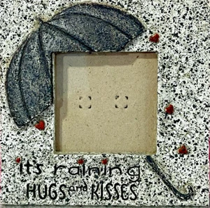 MARCO DE FOTOS IT'S RAINING ABRAZOS Y BESOS de 4x4" (foto de 2x2") paraguas de cerámica corazones - Imagen 1 de 5