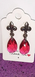 Pendientes Tierracaste flor de lis tachuelas/CRISTAL ROJO Swarovski hechos a mano - Imagen 1 de 4