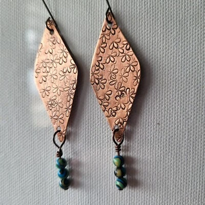 Pendientes Boho únicos estampados a mano de cobre color turquesa ganchos de titanio 3,25" Foto 1 de 4