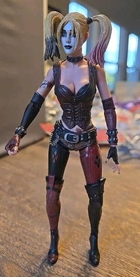 NECA DC Comics Batman Arkham City Harley Quinn Coll-Missing Guns y 1 mano Foto 1 de 3