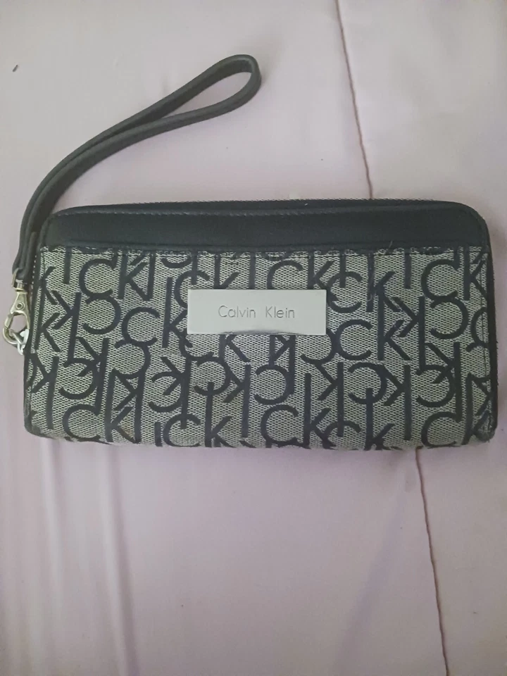 Calvin Klein拉链钱包 — 第 1/4 张图片