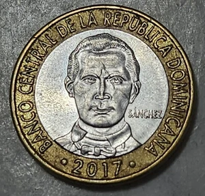DOMINICAN REPUBLIC 🇩🇴 FIVE (5) PESOS COIN 2017 - Picture 1 of 2