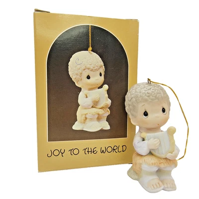 De colección 1984 Precious Moments Ornamento Joy To The World E-5388 Niño Arp Player Foto 1 de 4