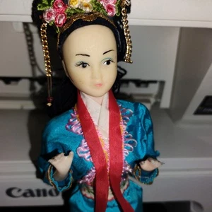 Vintage chinesische Heritage Puppe trägt ein türkisfarbenes Kleid mit einer roten Schärpe - Bild 1 von 5