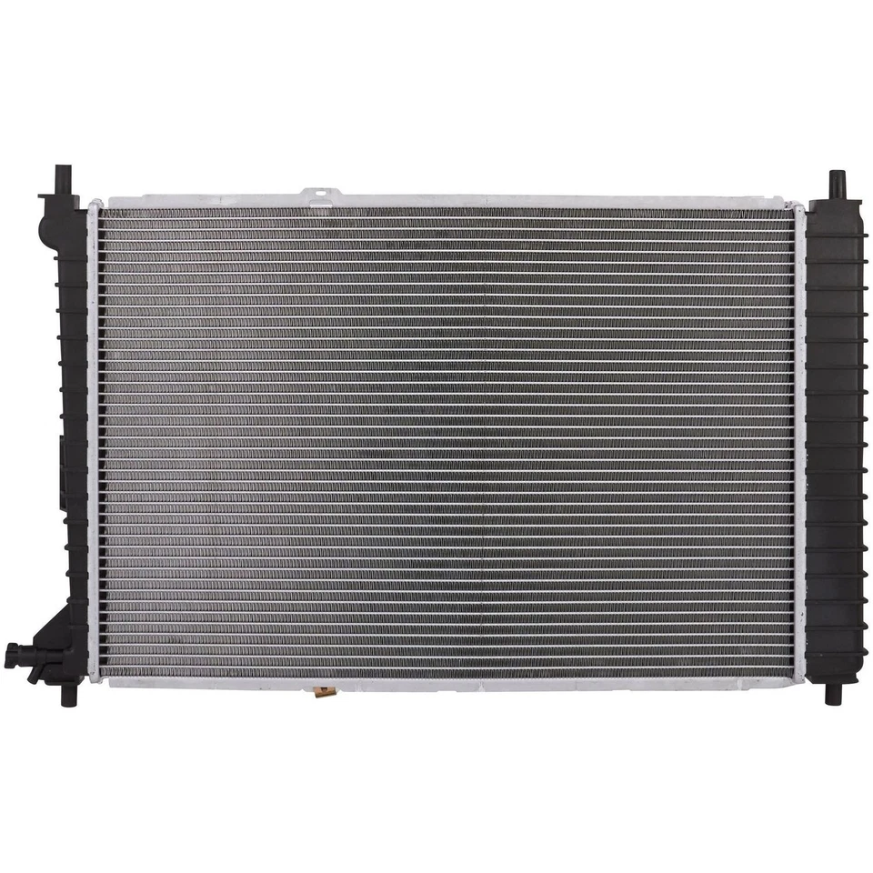 Radiador Spectra Premium CU2139 para Ford Mustang 97-04 Foto 1 de 4