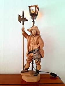 Toni Baur Nachtwächter Holzskulptur geschnitzt auf Sockel mit Laterne elektrisch - Bild 1 von 19