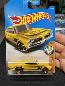 2017 Hot Wheels #359 Muscle Mania 8/10 '67 PONTIAC GTO Yellow w/Gold MC5 Spokes - Picture 1 of 2