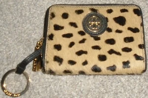 Cartera con llavero estampado de leopardo pelo de becerro Tory Burch usada en excelente estado - Imagen 1 de 7