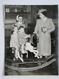 Queen Elizabeth Rocking Horse Children 1943 Press Photo - Picture 1 of 2