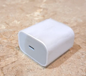 Generic A2305 20 Watt (USB-C) Ladegerät Reiseadapter weiß 5 V 3 A 9 V 2,22 A - Bild 1 von 2