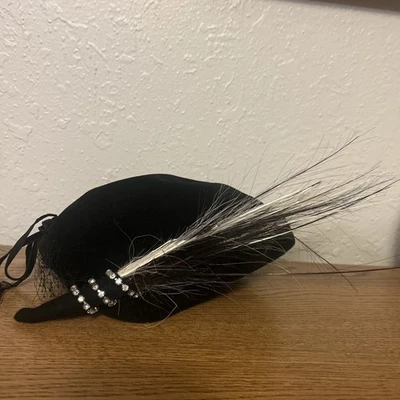 Винтажная женская шляпа-полумесяц черный бархат со стразами и пером Италия - Изображение 1 из 4