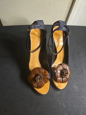 GUISEPPE ZANOTTI ZAPATOS DE SALÓN NEGRO SATINADO CON CUERO FLOR MARRÓN TACÓN DORADO PUNTA ABIERTA 6,5 Foto 1 de 4