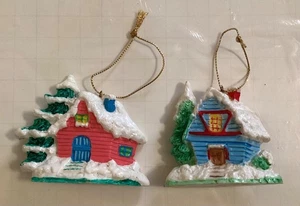 2 casas/chalet de nieve Russ Berrie con adornos vintage de abeto - Imagen 1 de 3