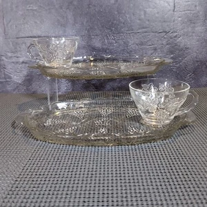 Vintage Anchor Hocking Two Piece Snack Set Glass Plates & Cup, Grapes Leaves - Imagen 1 de 5