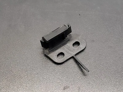 2002 - 2008 Audi A4 Quattro R Exterior B-Pillar Trim Upper Bracket OEM 8E0853588 — 第 1/4 张图片