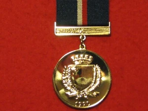 FULL SIZE COMMEMORATIVE MALTA GEORGE CROSS MEDAL - Picture 1 of 1