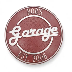 Insegna Bob's Garage metallo rosso ghisa massiccia arte parete uomo grotta est 2006 retrò - Foto 1 di 5
