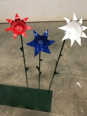Metal reciclado soldado rojo blanco y azul flores jardín estacas patio arte exterior Foto 1 de 4
