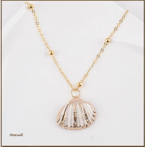 PRECIOSA CADENA CON BOLAS PEQUEÑAS Y COLGANTE DE CONCHA DEL MAR NUEVA ESTACIÓN  - Imagen 1 de 4