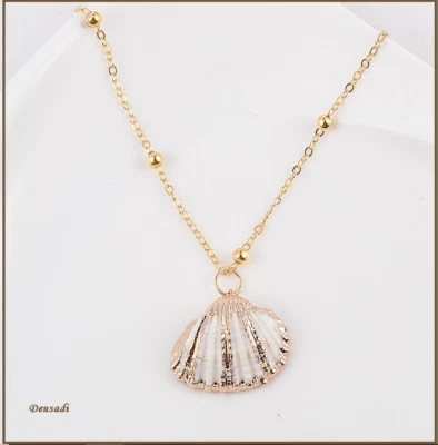 Schöne Kette Mit Bälle Klein Und Anhänger Der Muschel Der Meer Neue Bahnhof - Bild 1 von 4