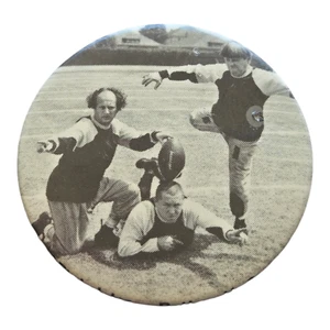 Prendedor de botón Pinback rizado de colección The 3 Three Stooges Moe Larry jugando fútbol - Imagen 1 de 3