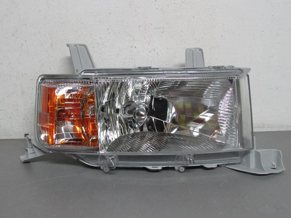 2004 2006 SCION XB RIGHT SIDE HEADLIGHT - Image 1 of 4