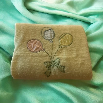 Manta bebé Quiltex de colección globos bordados borde satinado 35x49,5 hecha en EE. UU. Foto 1 de 4