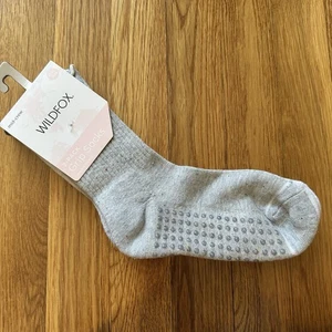 Wildfox Women’s Grip Socks – 2-Pack – Mid-Crew – Light Gray & Ivory – One Size - Picture 1 of 6