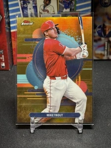 2025 Topps Finest - Mike Trout /25 Gold Refractor Uncommon #131 Angels - Picture 1 of 3
