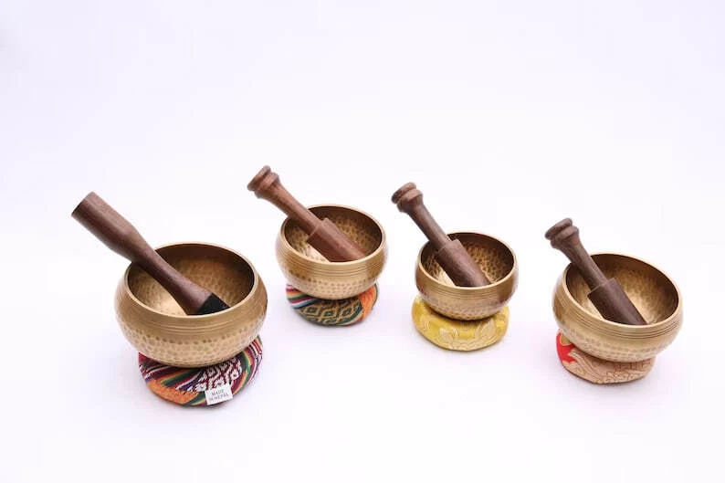 Ensemble de 4 bols chantants tibétains, bol martelé à la main avec coussin... - Photo 1/1