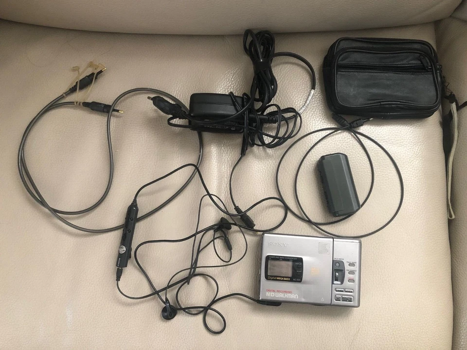 RARE Sony MZ-R30 MD  Player Recorder Mini disc disk Disks Remote Battery Case - Image 1 of 4