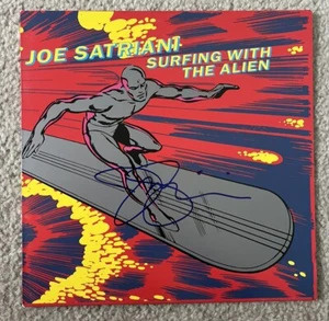 ÁLBUM AUTOGRAFIADO FIRMADO POR JOE SATRIANI "SURFING WITH THE ALIEN" GUITAR WIZARD - Imagen 1 de 2