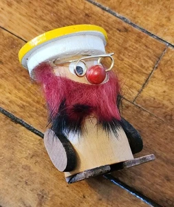 Vintage handgefertigte Holz Wichtel Figur mit rotem Bart & gelbem Hut 2,5" Japan - Bild 1 von 6