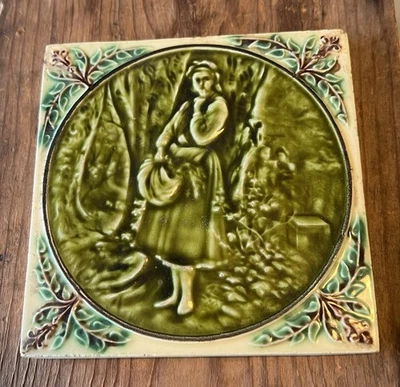 Antiguo remache de azulejos de reunión de mayólica verde niña 136 Foto 1 de 4