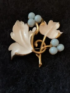 VTG Sarah Coventry 2in Gold Tone Leaf White Enamel Aqua Bead Berries Brooch Pin - Picture 1 of 4