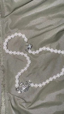 VIVIENNE WESTWOOD MINI BAS RELIEF PEARL CHOKER ORB PENDANT NECKLACE - Immagine 1 di 2