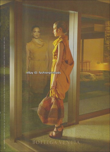 BOTTEGA VENETA ANNUNCIO STAMPA 1 pagina primavera 2009 EMMA MACLAREN con borsa Intreciato