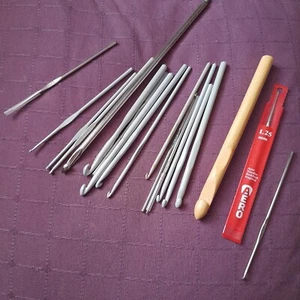 Crochet Hooks - Plastic/Metal/Metal Pre-Owned - choice of various sizes - Picture 1 of 2