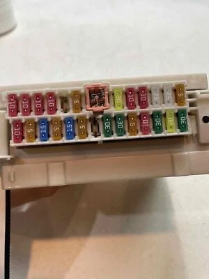 Caja de conexiones relé de fusibles lado conductor LH OE 82730-50472 para LEXUS LS460 2007-2009 Foto 1 de 4