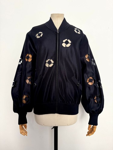 Exceptionnelle Veste courte CHANEL bleu marine motif Camélia ? Chanel Jacket