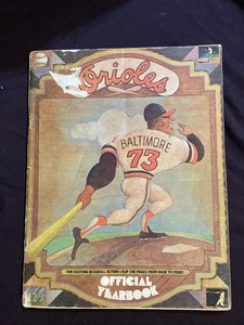 Baltimore Orioles Jahrbuch 1973, kleiner Riss am ersten der Oriolen - Bild 1 von 3