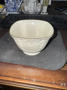 Cuenco de golosinas cuadrado con patas recortado en oro de 24 quilates colección Lenox Canterbury de colección - Imagen 1 de 4