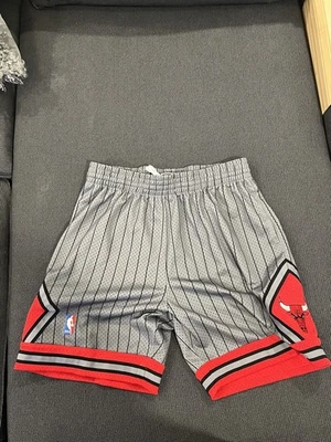 Pantalones Cortos Mitchell & Ness HWC Chicago Bulls Swingman Personalizados Alterados Talla XL Foto 1 de 4