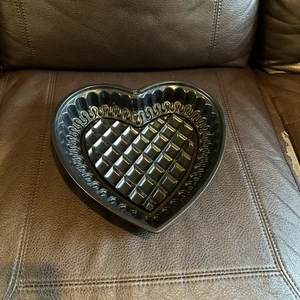 NORDIC WARE Heart Shaped Quilted baking pan Black. Excellent Used Condition - Picture 1 of 10