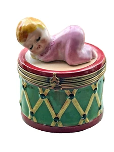 Dormire Baby Drum Limoges France Peint Main LaGloriette Trinket Box Orso Interno - Foto 1 di 5